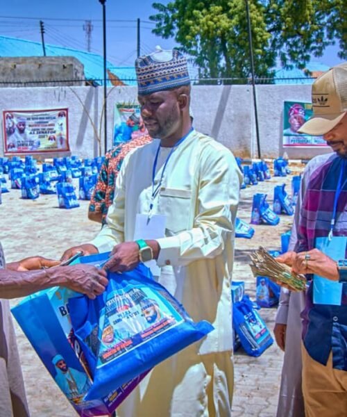 Eid el-fitr: Nigerian Agric Insurance Corporation Boss Puts Smiles On Faces Of Vulnerable Persons In Zamfara