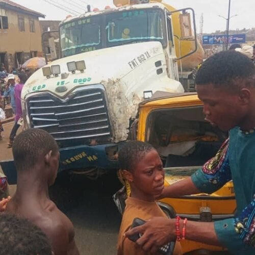 HORROR! Many Feared Dead, Injured In Ibadan As Trailer Fails Brake, Runs Into Tricycles, Passengers
