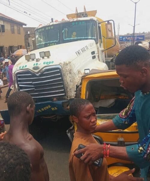 HORROR! Many Feared Dead, Injured In Ibadan As Trailer Fails Brake, Runs Into Tricycles, Passengers